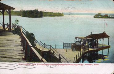 Postcard from 1910, captioned 'Boat Landing, Lake Charcoggagoggmanchaugagoggchaubunagungamaugg'.